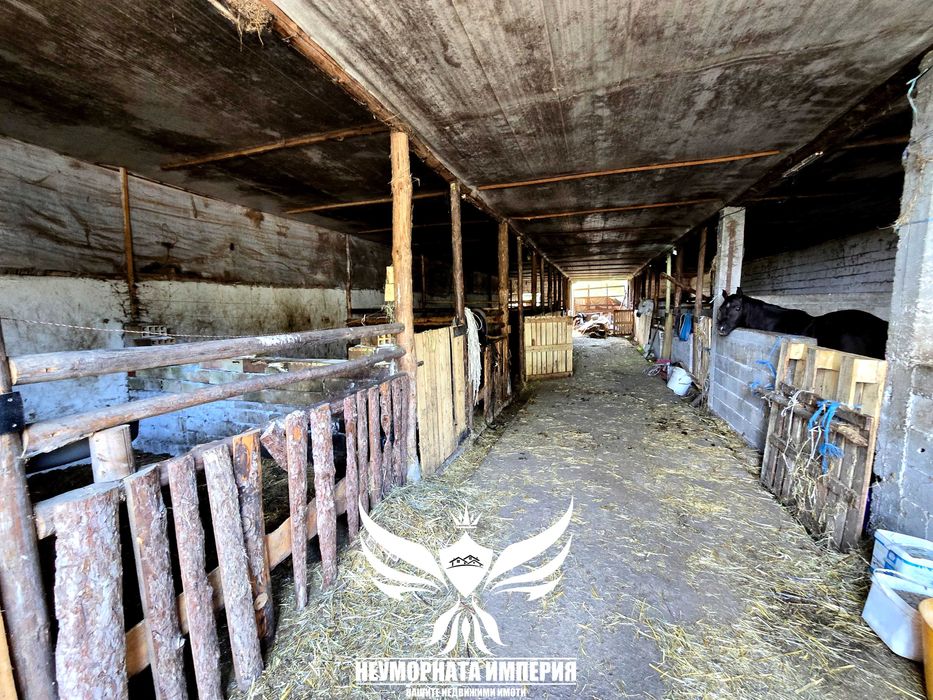 Продавам обор, краварник, склад 1303кв.м. и земя 24727кв. с.Долнослав