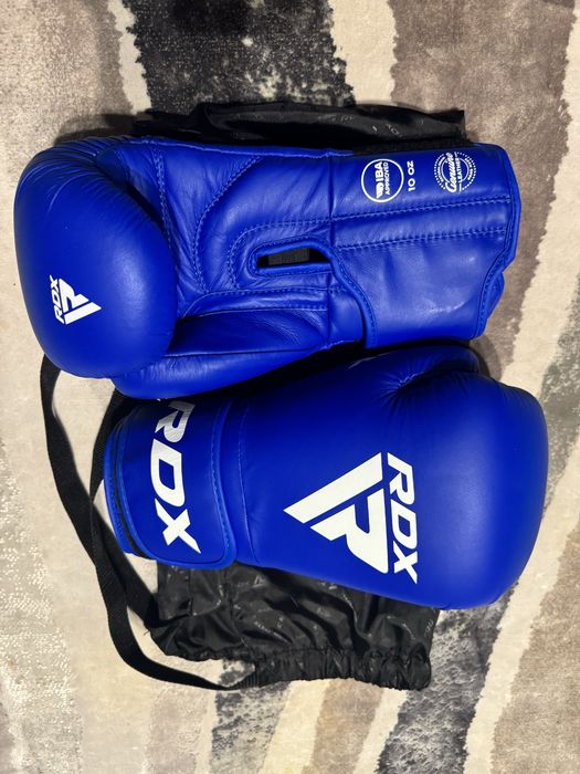 Боксови ръкавици и каска Rival, rdx