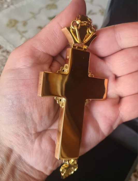 Vând Cruce pectorala fabricata din Alama placata Sufat cu Aur  cu pietre verzi din zirconiu lant durabil 120 cm
