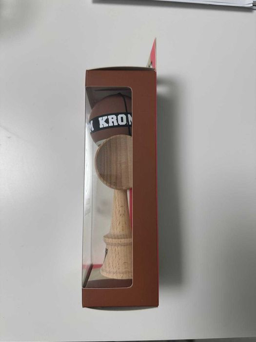 Kendama KROM Strogo Neapolitan maro – nouă, rară, pentru colecționari