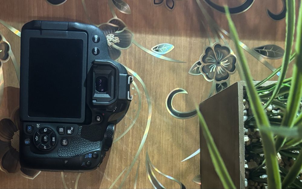 Canon EOS 800D – КАТО НОВ (4000 кадъра) + Обектив + Чанта + SD карта SanDisk Ultra A1 256GB