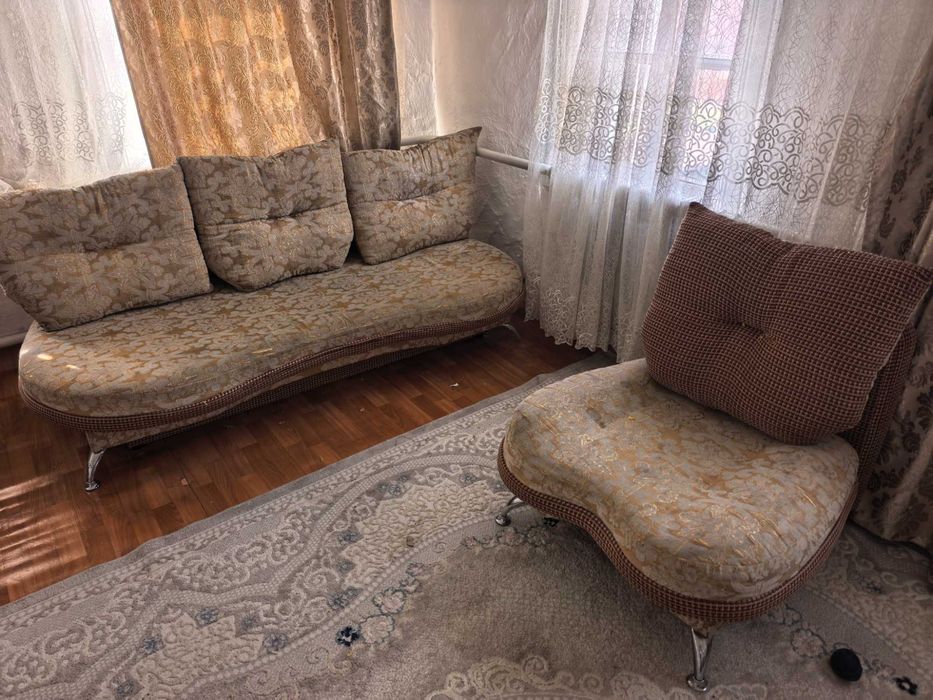 Продам диван, 2 кресла и 2 пуфика