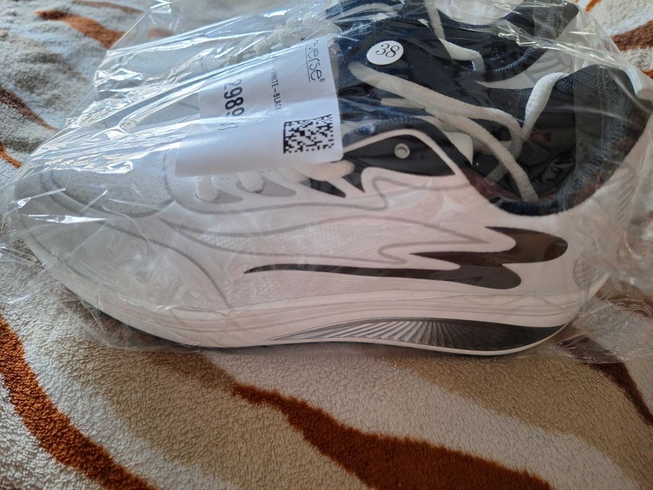 Дамски обувки, 38 номер, но са умалени и може да отговарят на 37