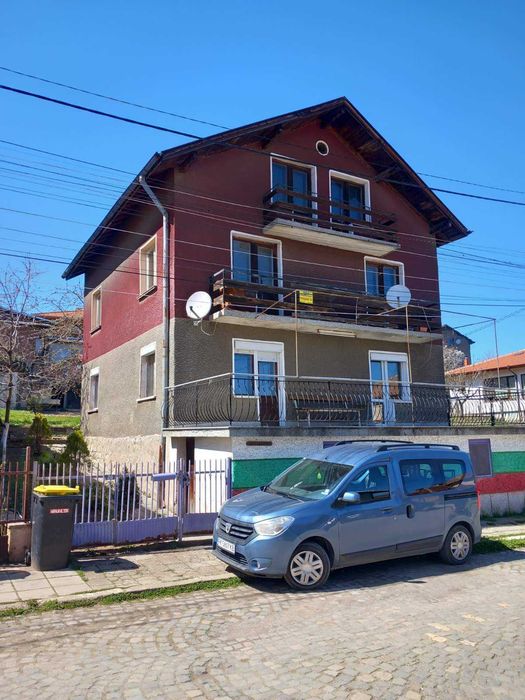 Продавам двуетажна къща в гр. Перник кв. Ралица