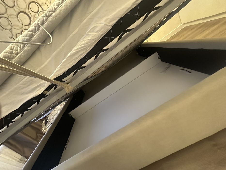 Двуспальная кровать