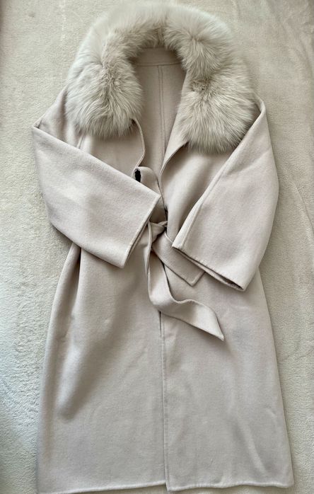 Дамско палто от 100% вълна с богата яка от лисица