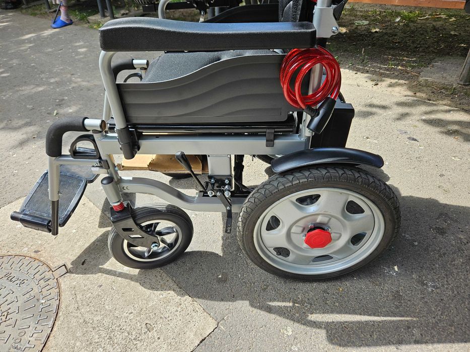 Scaun cu rotile electric pliabil