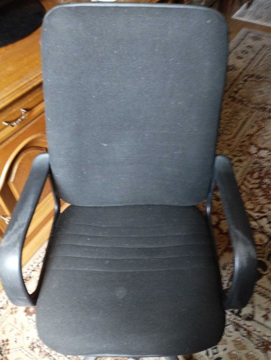 Продавам запазен офис стол черен