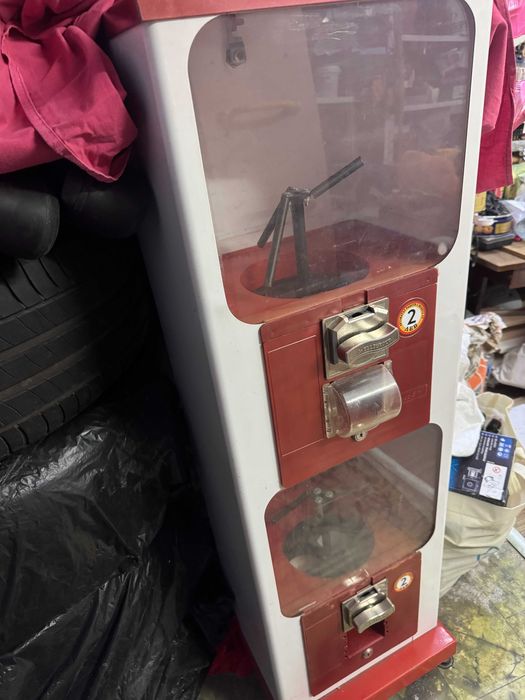 Вендинг машина за топчета и капсули с играчки