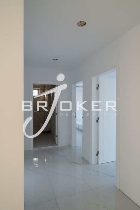 Продава се Многостаен апартамент в Кърджали, Център - 299 кв.м за 1004 €/кв.м - Снимка #6