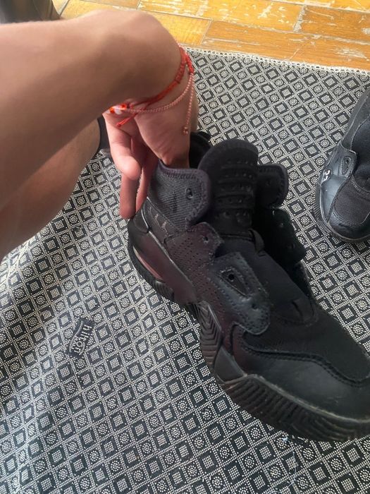 Vând adidași jordan