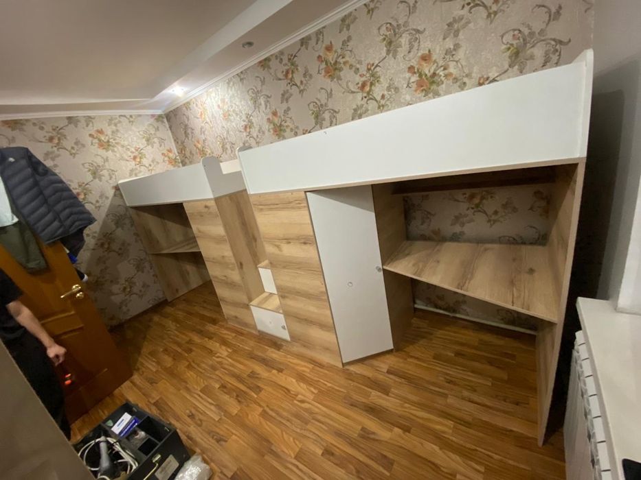 Детская кровать вместе шкафом.