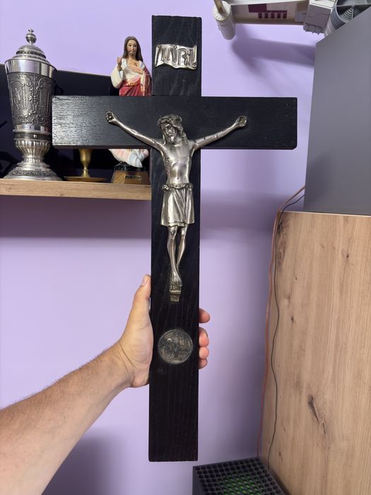 Cruce (crucifix) din lemn masiv, înălțime aproximativ 60 cm, cu figură metalică a lui Isus răstignit.