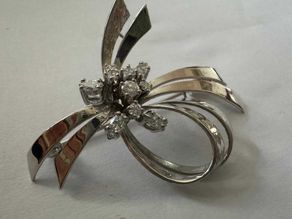 Broșă din aur alb, decorată cu diamante