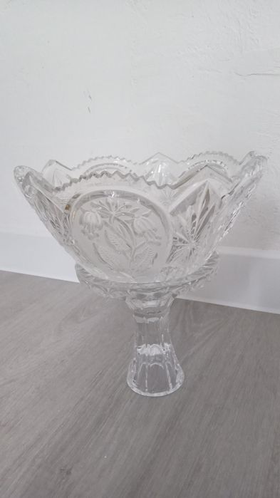 Хрустальную вазу на ножке