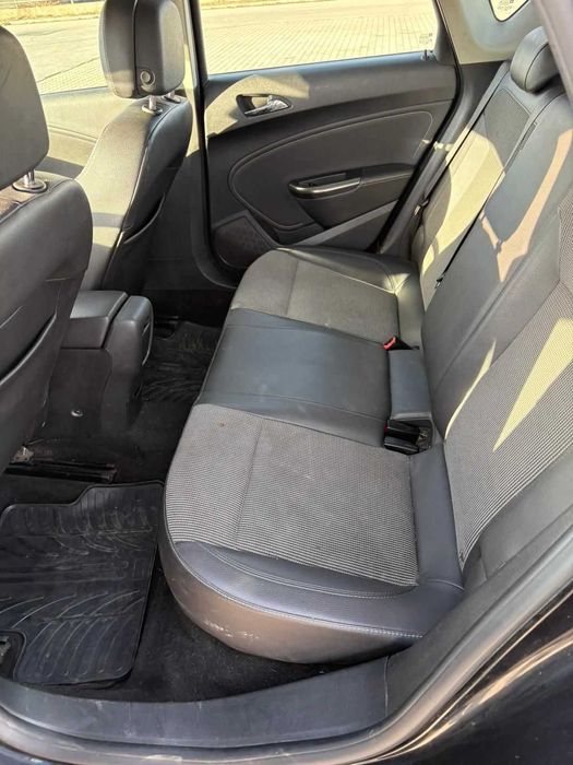 Se vinde OPEL ASTRA 2012