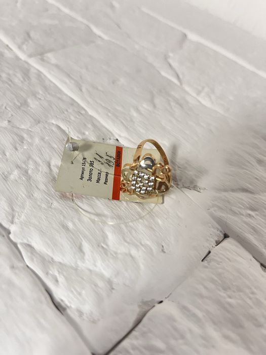 Продам золотое кольцо 585 проба