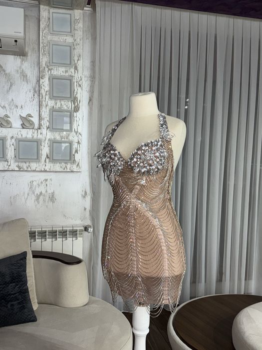 Луксозна дизайнерска рокля с кристали