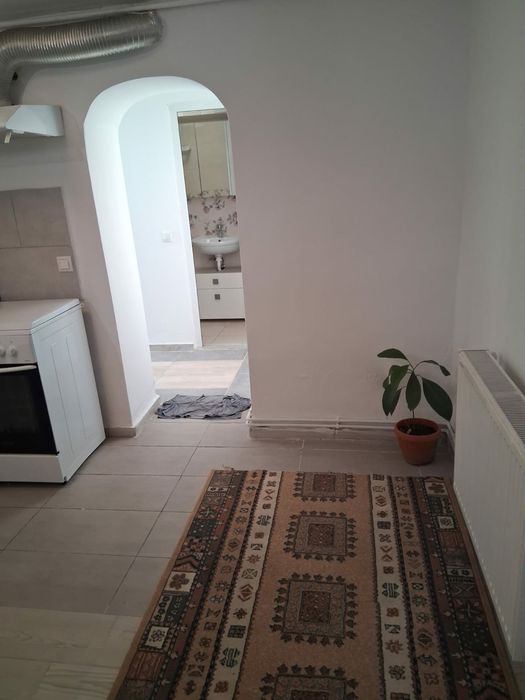 Închiriez  garsoniera