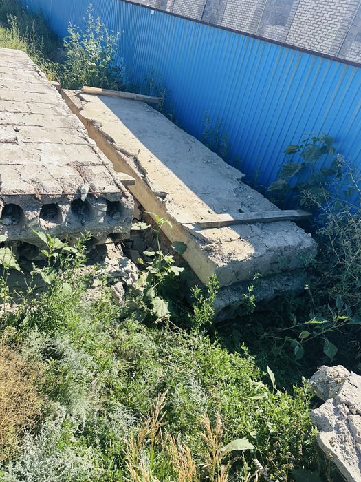 Плиты покрытые разного размера.