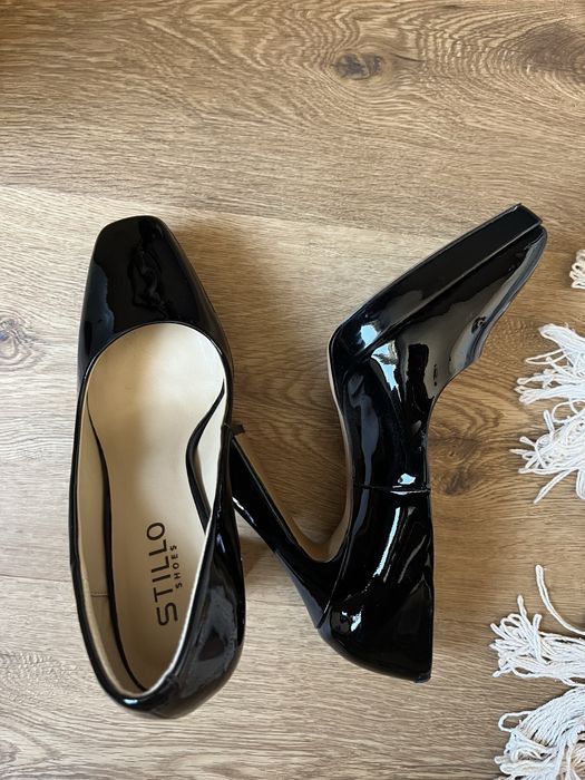 Обувки на ток от естествен лак