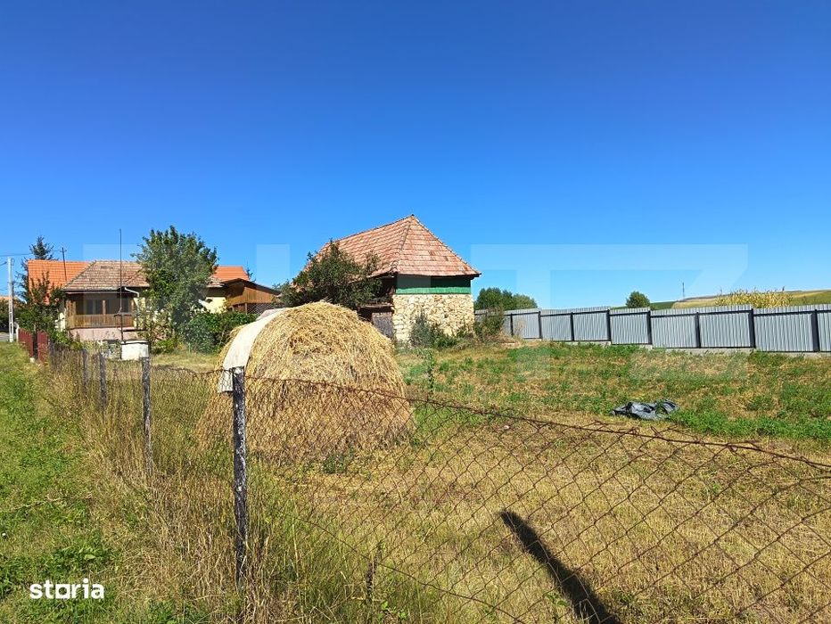 Casa 2 camere, 1040 mp, zona Petresti de Jos