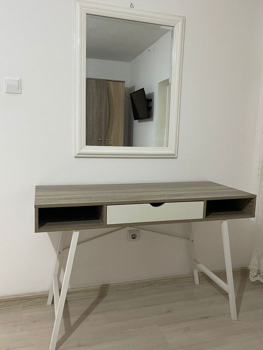 Vând măsuță și oglinda