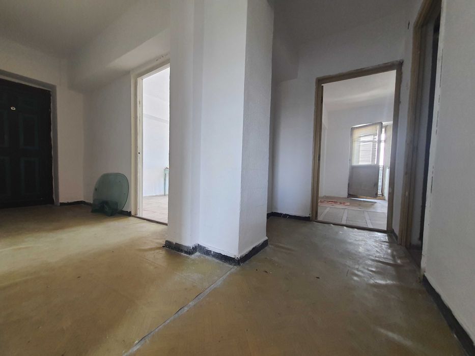 Apartament cu 3 camere de vânzare în centrul orașului Hârșova – Spațiu, confort și o locație excelentă!