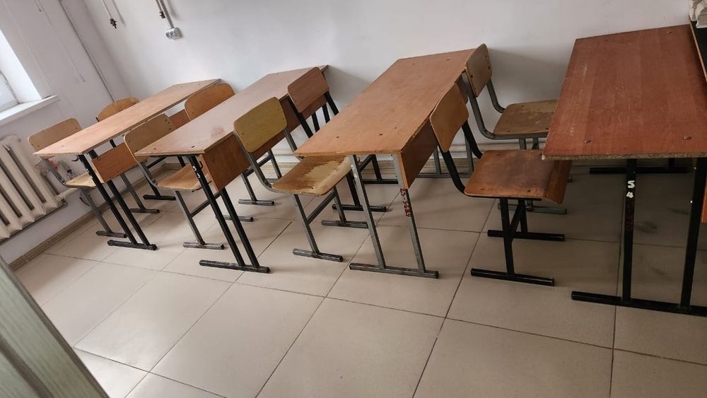 Парта орындықтарымен, екі жақты доска