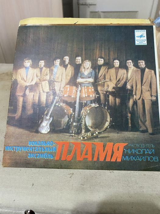 Значки , пластинки советские.