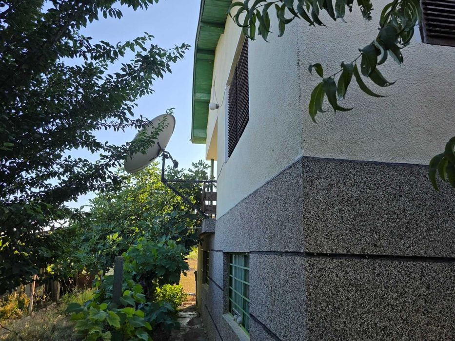 Продава се вила край Червен бряг - 90 кв.м + 1000 кв.м двор