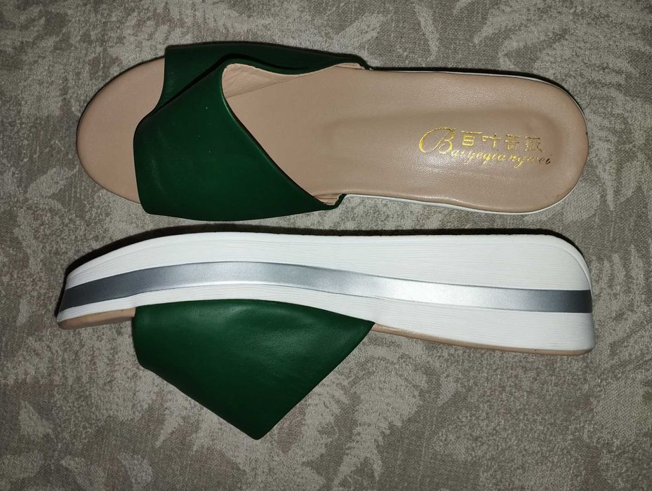 Шлепки зеленые кожаные.