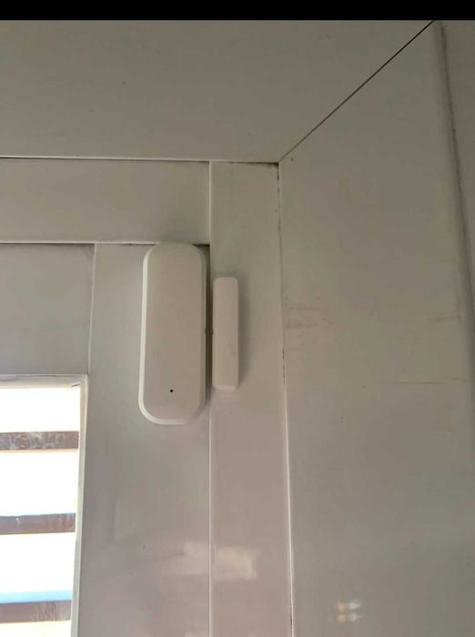 Смарт сензори за врата и вода известяване при отваряне или теч