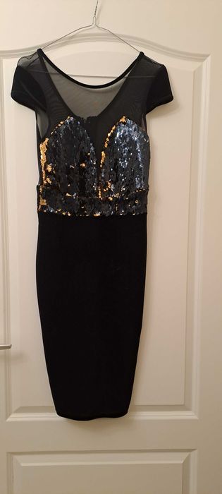 Rochie cu paiete purtata o data marimea 36.Pret 350 ron.