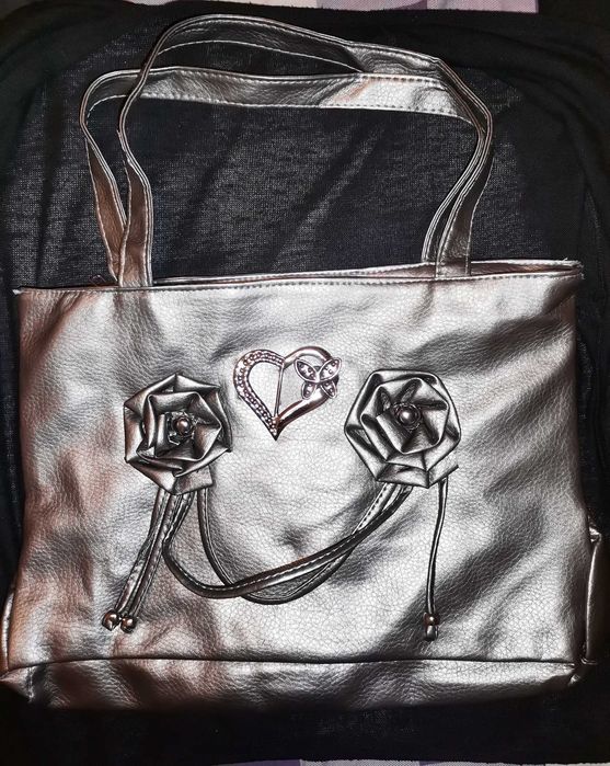 Preț mic:Vând 5 poșete noi+cadou!!