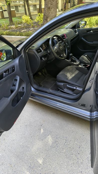 Vw jetta 1.6 tdi Bluemotion 2011г. СПЕШНО