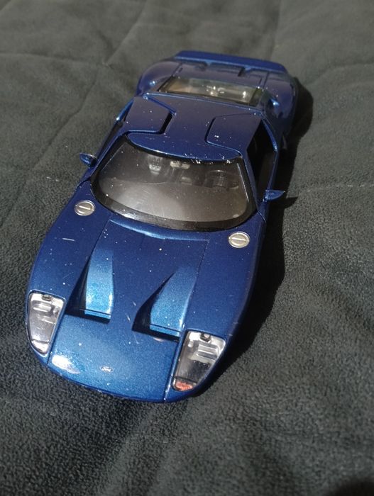 Vând mașina de jucarie Ford GT albastra