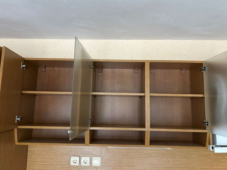 Модулна кухня с аспиратор и хладилник