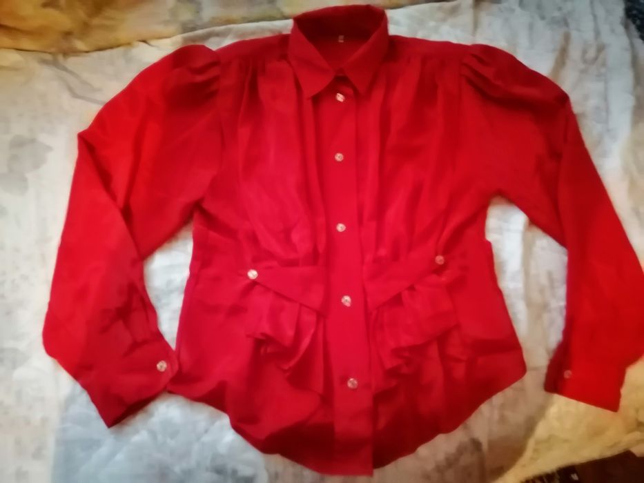 Червена вталена модерна блуза в червено