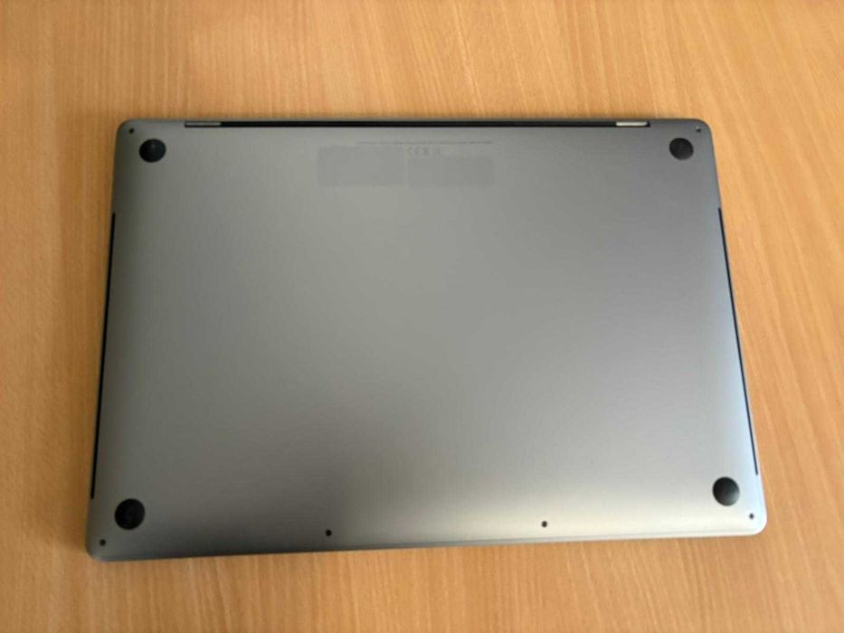 MacBook Pro 16” (2019)–i7 2.6 GHz, 16GB RAM, SSD 512GB, AMD Radeon Pro