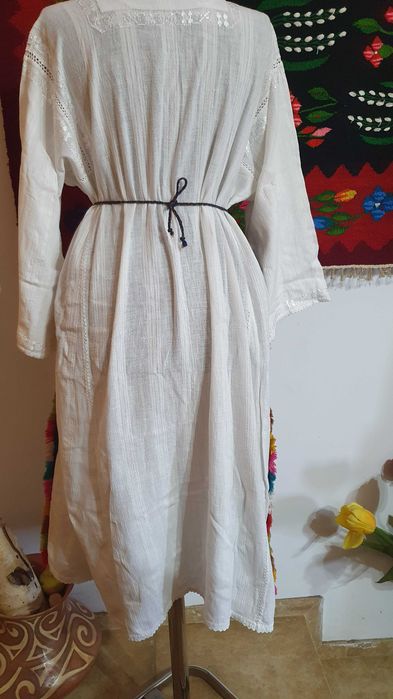 Costum popular (ie/camasa cu poale, sort/zadie/catrinta/boscea)