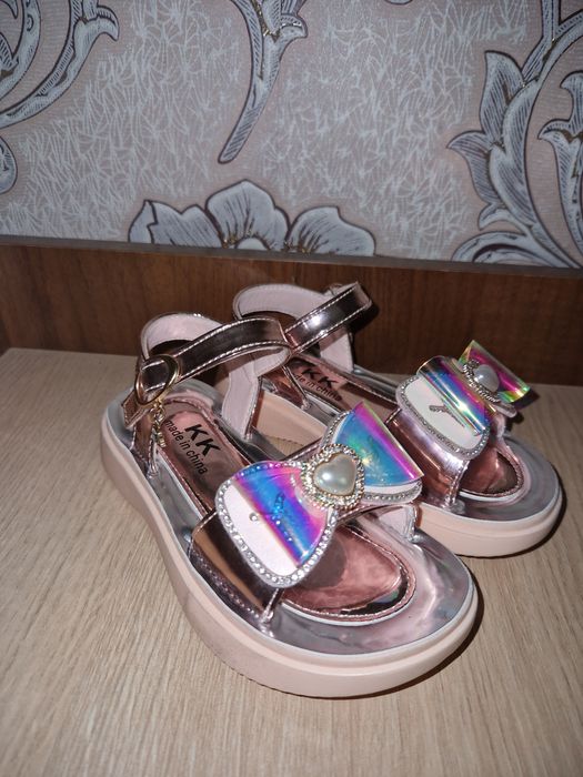 Новые босоножки  27 размер