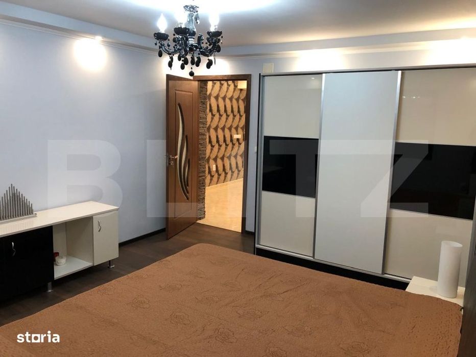 Doua case, spatiu comercial, casa tip pensiune Goicea Dolj