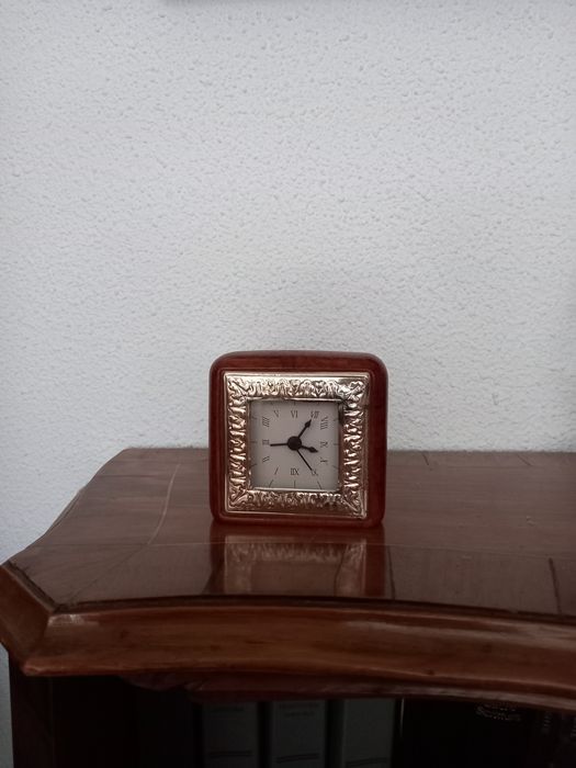 Cias de perete lemn și  cupru.