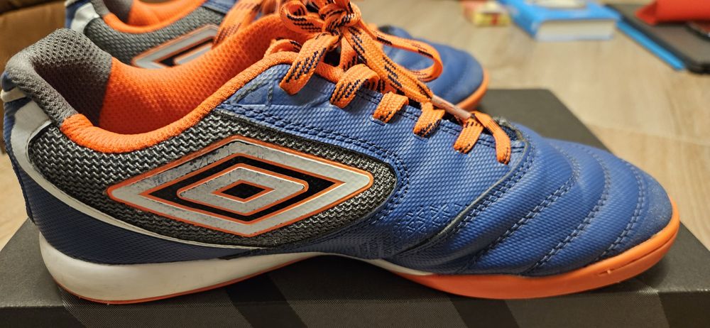 Adidasi fotbal Umbro marime 38