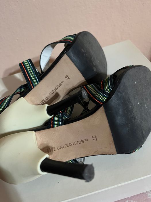 DKNY маркови сандали