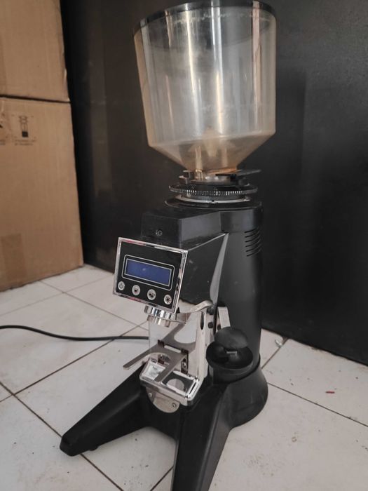 Продаю кофемашину с кофемолкой все идеально работает.