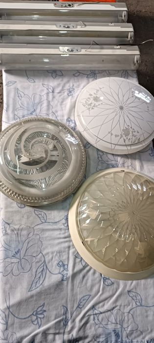 Лампы длинные , плафоны.