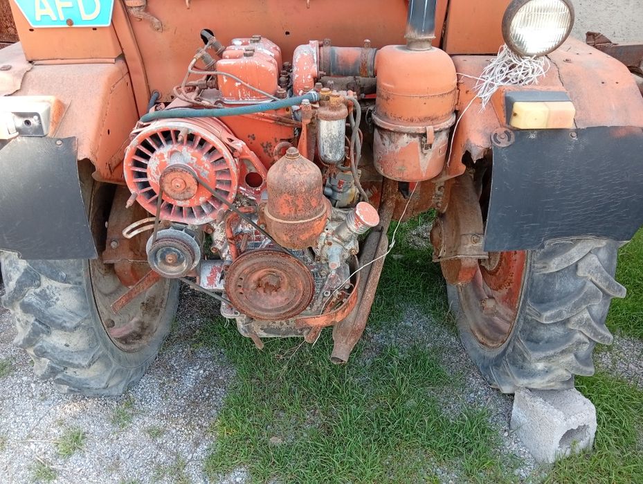 Трактор Т-16 на ходу