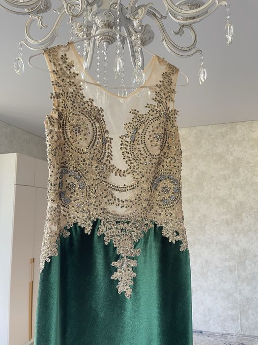 Продам свадебное платье и вечерние